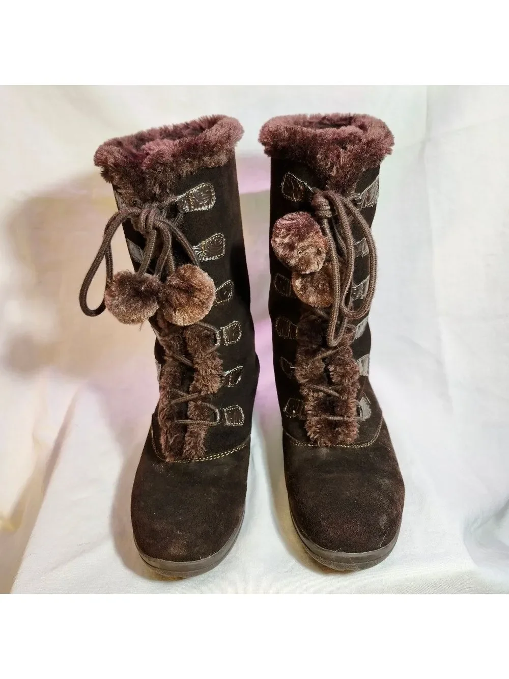 White Mountain vintage design faux sharpa lining suede leather w/cute pom poms